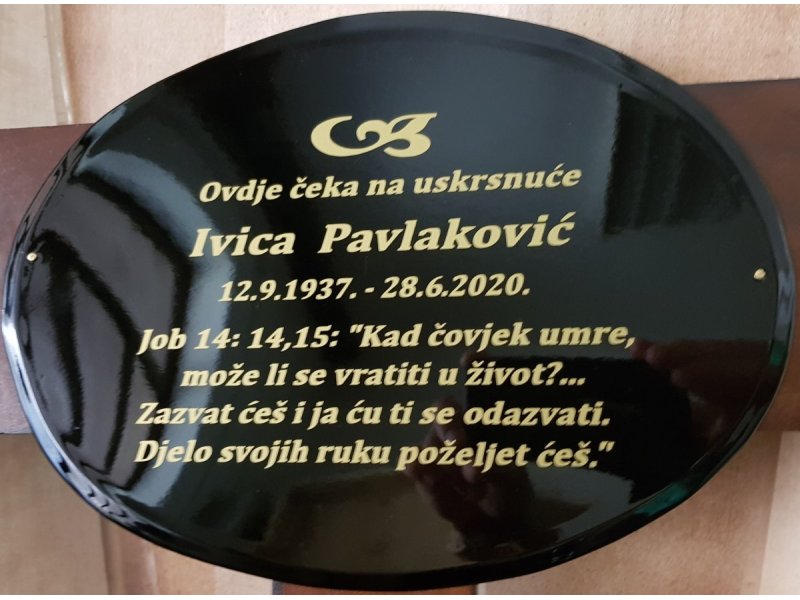 Izrada natpisa na pločicu za Jehovne svjedoke